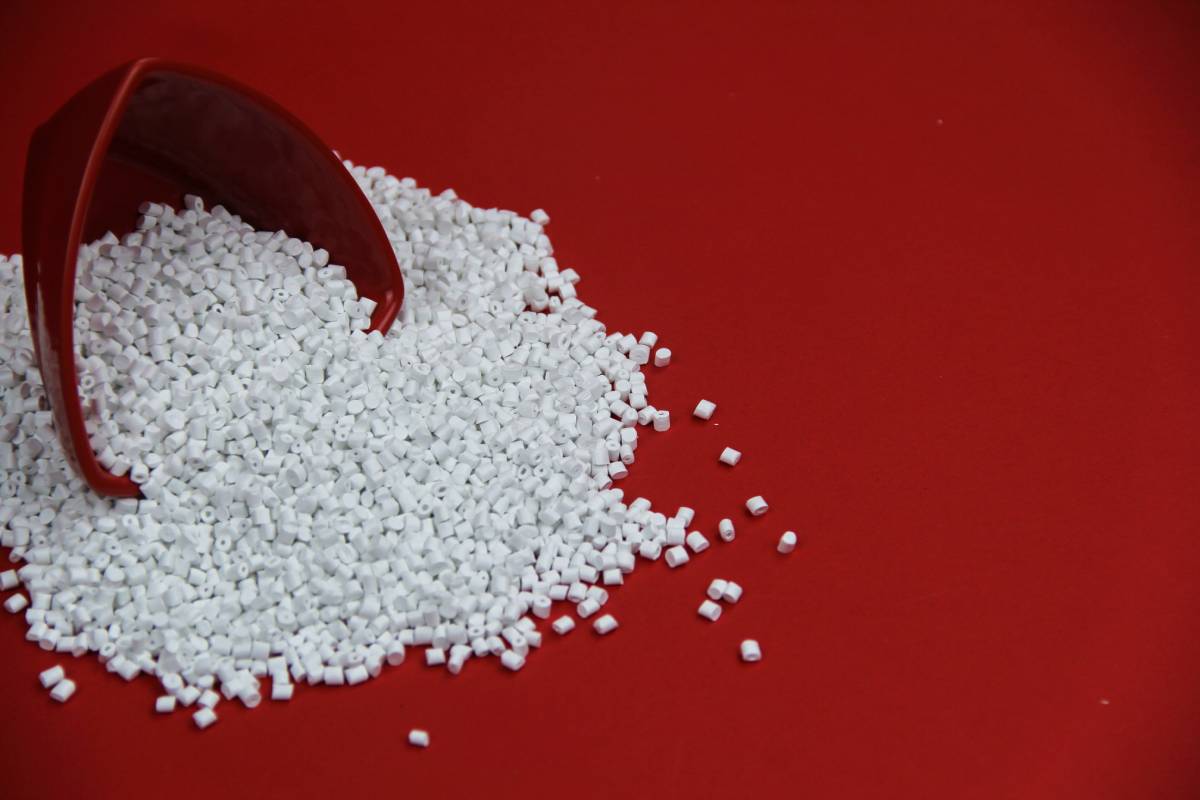 راهنمای جامع کاربردهای مستربچ سفید در صنایع بسته بندی و تزریق